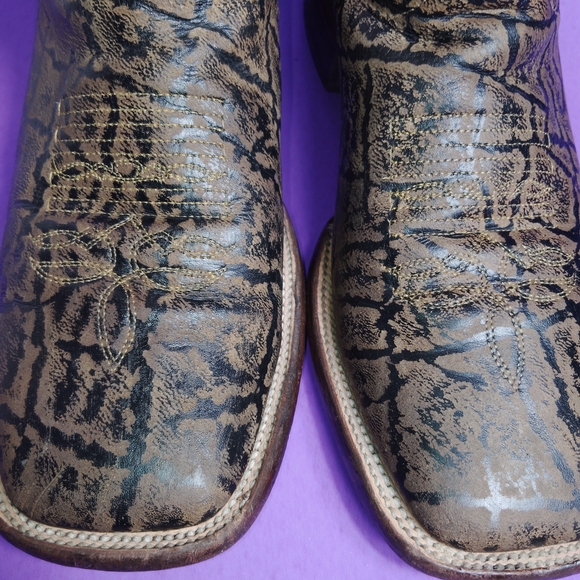 Stylish Tan and Brown Western Boots - Picture 4 of 9